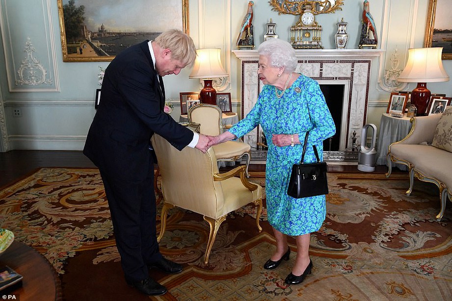 BORIS  menghadap Ratu Elizabeth II di Istana Buckingham, sebentar tadi. FOTO/AGENSI