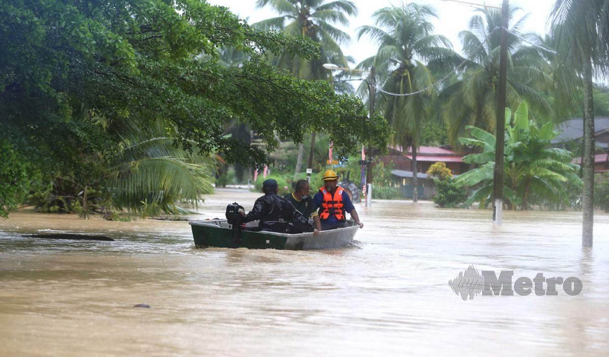 PENDUDUK menaiki bot untuk pindah dari kediaman yang dinaiki air di Kampung Spang Loi Segamat, Johor. FOTO Nur Aisyah Mazalan