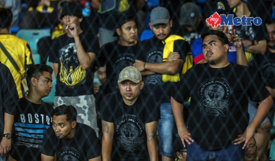 PENYOKONG Malaysia kecewa selepas Harimau Malaysia gagal mara separuh akhir. FOTO Osman Adnan 