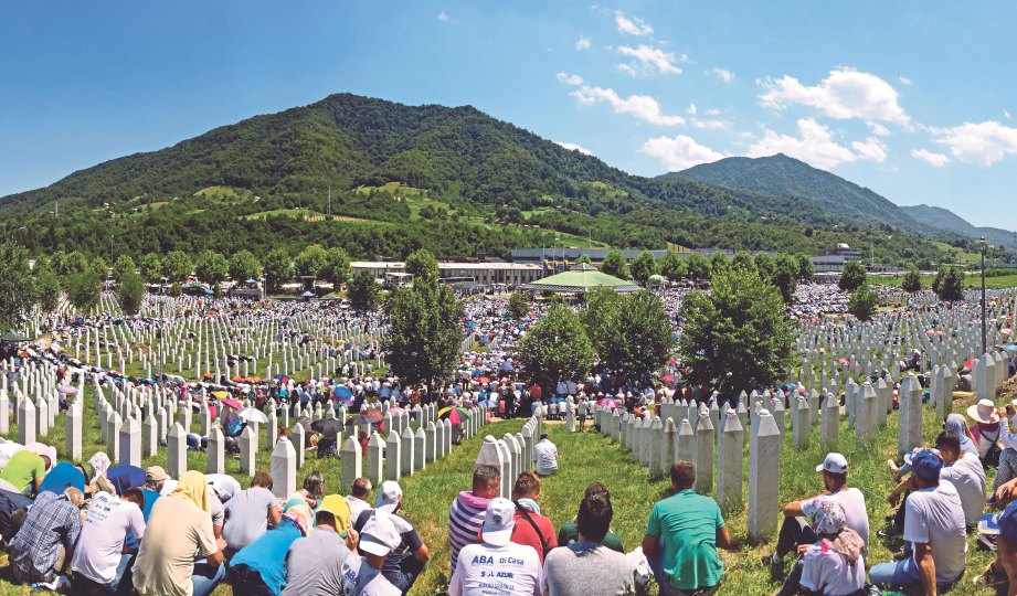 PULUHAN ribu warga Bosnia dan masyarakat antarabangsa berhimpun dalam memperingati peristiwa hitam detik 11 Julai 1995.