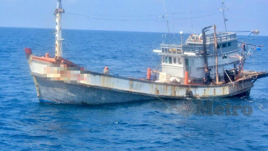 Bot nelayan asing yang ditahan Maritim Malaysia kerana menceroboh dan merompak hasil laut di perairan Beluran. FOTO Ihsan Maritim Malaysia