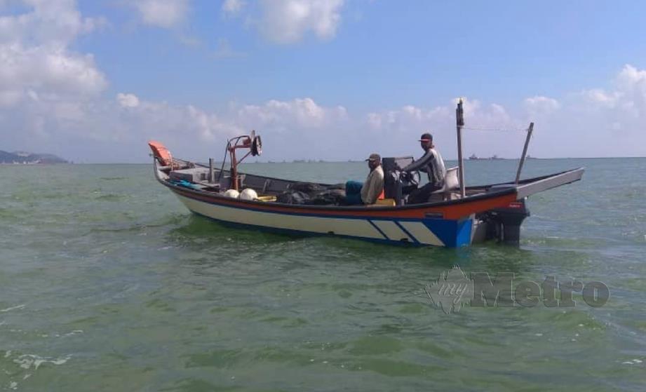 BOT nelayan asing yang ditahan APMM Kemaman di perairan Kuala Kemaman, Chukai, pagi semalam. FOTO ihsan APMM 