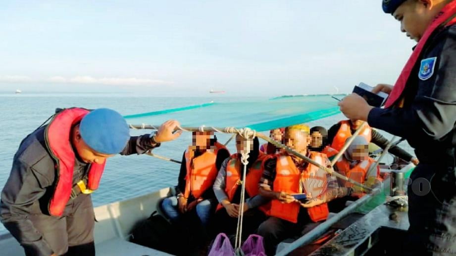 PPM memeriksa bot penambang dalam Operasi Gelora Khas Musim Perayaan di Tawau. FOTO Ihsan PPM