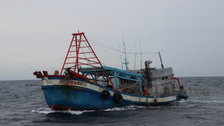 Antara bot nelayan Vietnam yang ditahan APMM di perairan Terengganu semalam. Foto Ihsan APMM
