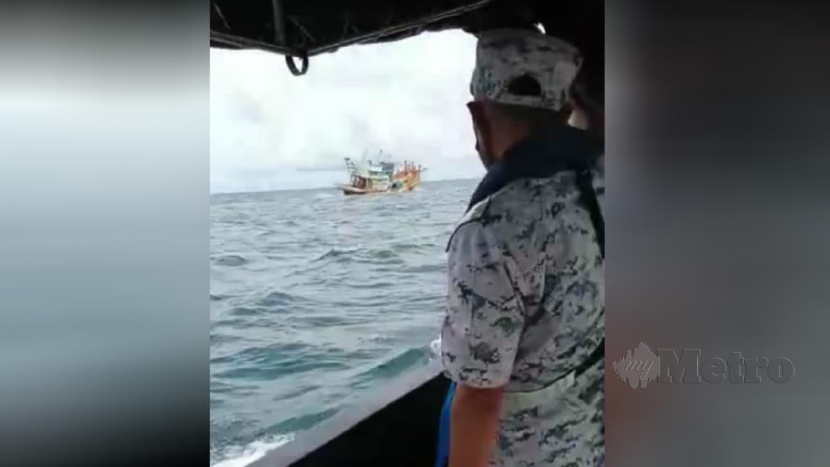 ANGGOTA APMM mengusir bot nelayan Vietnam. FOTO ihsan APMM