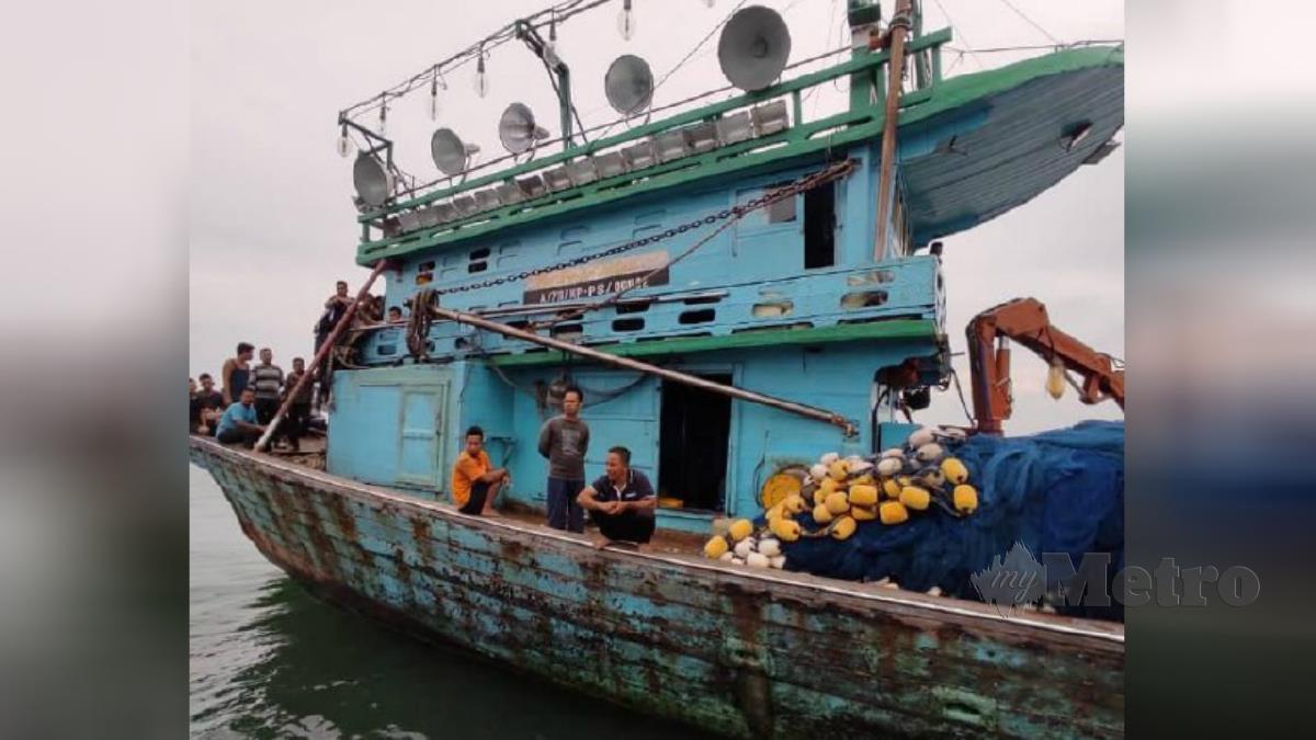 Bot nelayan Indonesia diusir keluar dalam Op Benteng dan Op Jaksa di sektor 7 perairan Batu Pahat, di sini, semalam. Foto Ihsan APMM