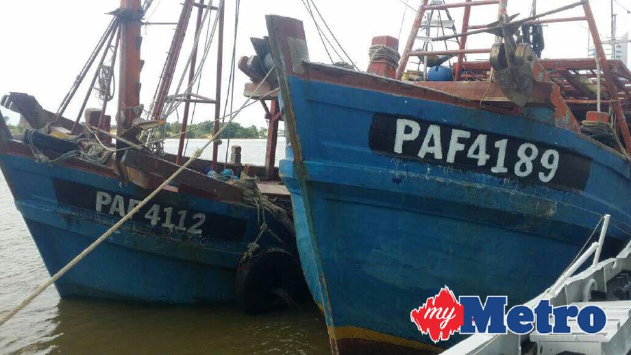 Dua bot nelayan yang ditahan APMM. FOTO ihsan APMM