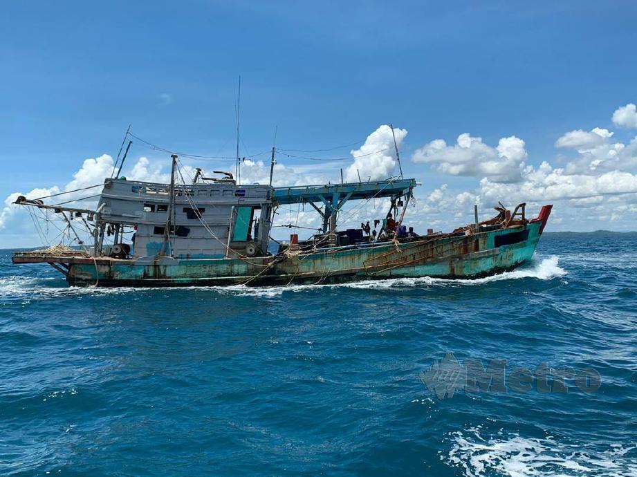 BOT nelayan Vietnam yang melanggar bot ronda APMM Kudat ketika diarah untuk pemeriksaan. FOTO ihsan APMM