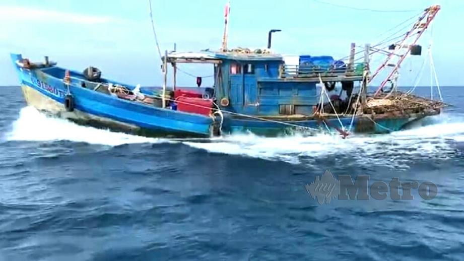 KAPAL nelayan Vietnam cuba melarikan diri ketika terserempak bot PPM Sandakan di perairan Pulau Lankayan. FOTO IHSAN PPM