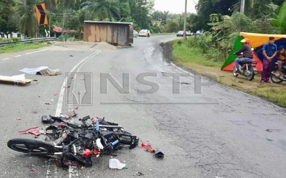 Keadaan motosikal yang hancur selepas kemalangan yang meragut nyawa Miqdad di Jalan Bota Kanan-Teluk Intan, Bota. FOTO Ihsan PDRM 