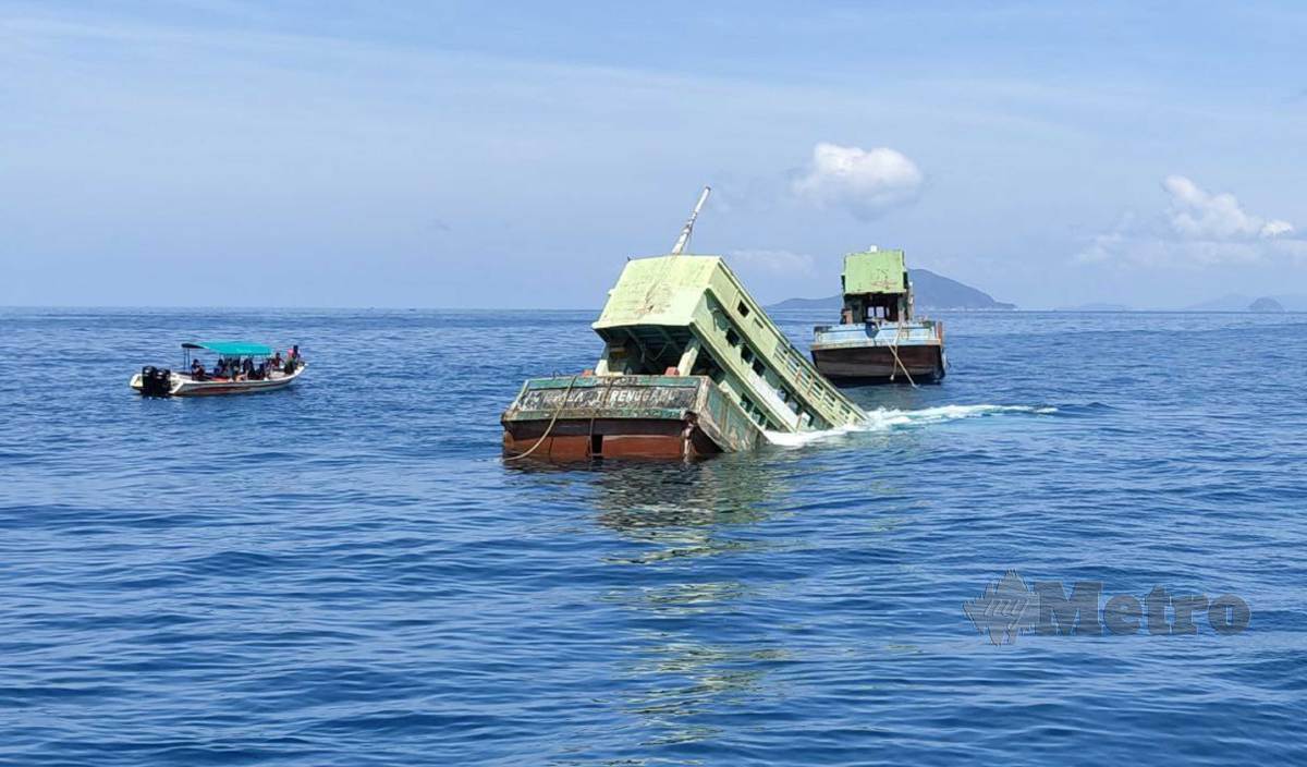 PROSES pelupusan empat bot nelayan Vietnam yang dirampas Agensi Penguatkuasaan Maritim Malaysia untuk dijadikan tukun di Perairan Kuala Nerus. FOTO Zaid Salim