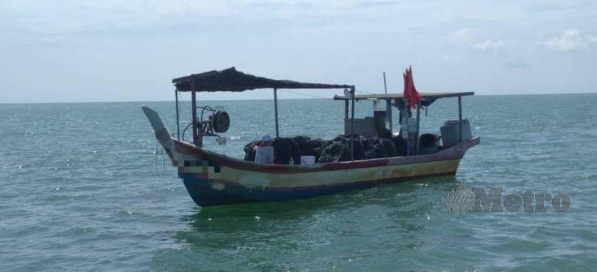 BOT gentian kaca dari Pulau Pinang yang ditahan pihak Maritim Kuala Kurau. FOTO ihsan Maritim Malaysia