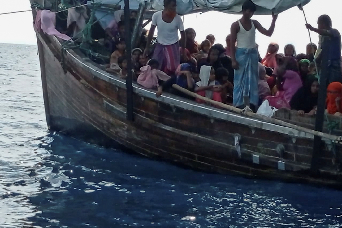 KAPAL berkenaan yang membawa pelarian Rohingya. FOTO EPA 