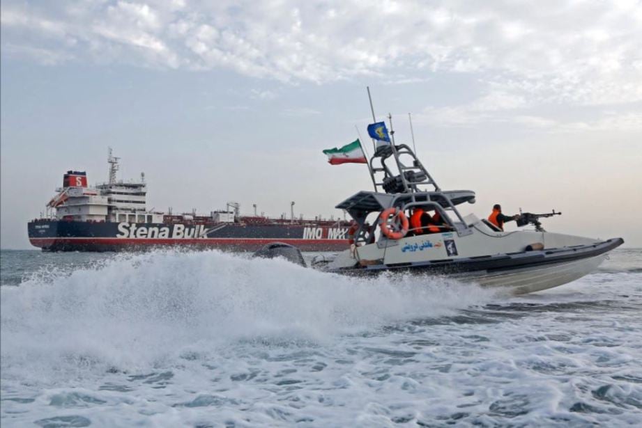 SEBUAH kapal dirampas atas dakwaan cuba menyeludup 250,000 liter minyak diesel ke Emiriah Arab Bersatu (UAE).