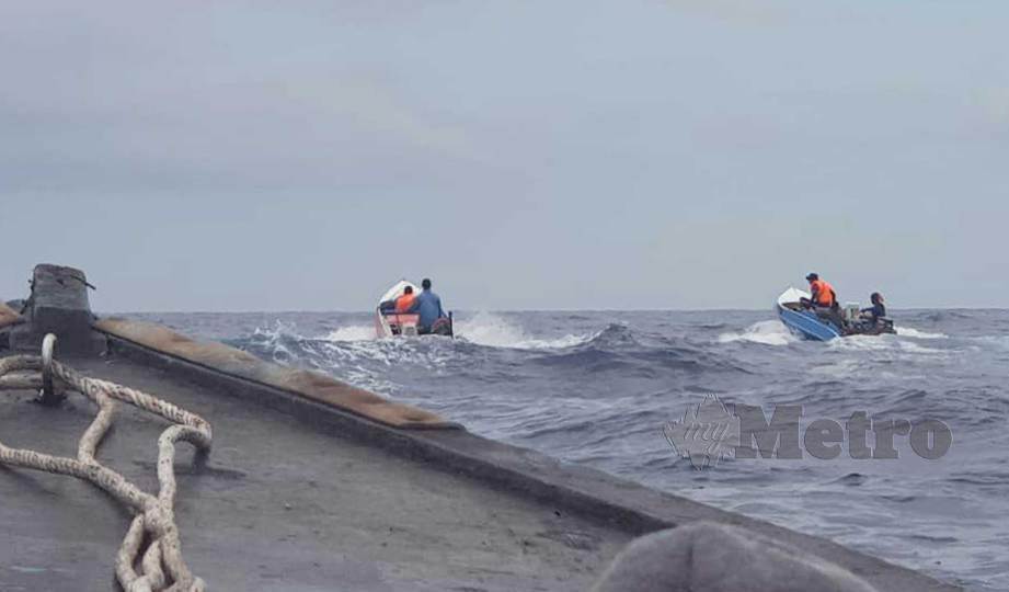 DUA bot yang dikesan menceroboh masuk ke kawasan larangan menangkap ikan di pelantar minyak Malikai, Kota Kinabalu. FOTO Juwan Riduan