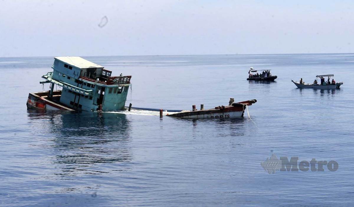 BOT nelayan asing Vietnam dilupuskan dengan penenggelaman untuk dijadikan tukun tiruan di perairan Pulau Susu Dara. FOTO Nik Abdullah Nik Omar