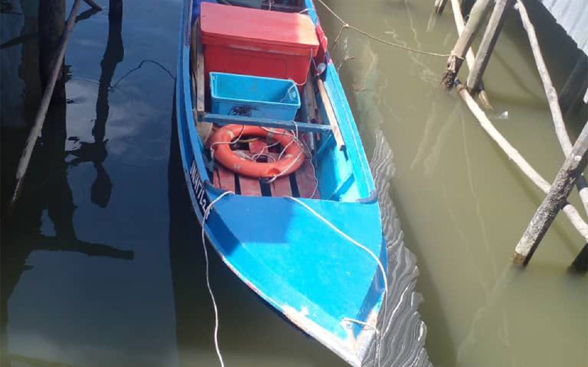Bot mangsa ditemui dalam keadaan enjin masih hidup di posisi 7.6 batu nautika utara Pulau Gaya, Kota Kinabalu. FOTO IHSAN APMM