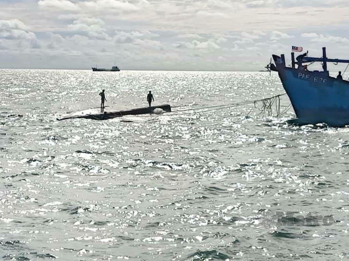LIMA kru bot nelayan diselamatkan. FOTO ihsan APMM
