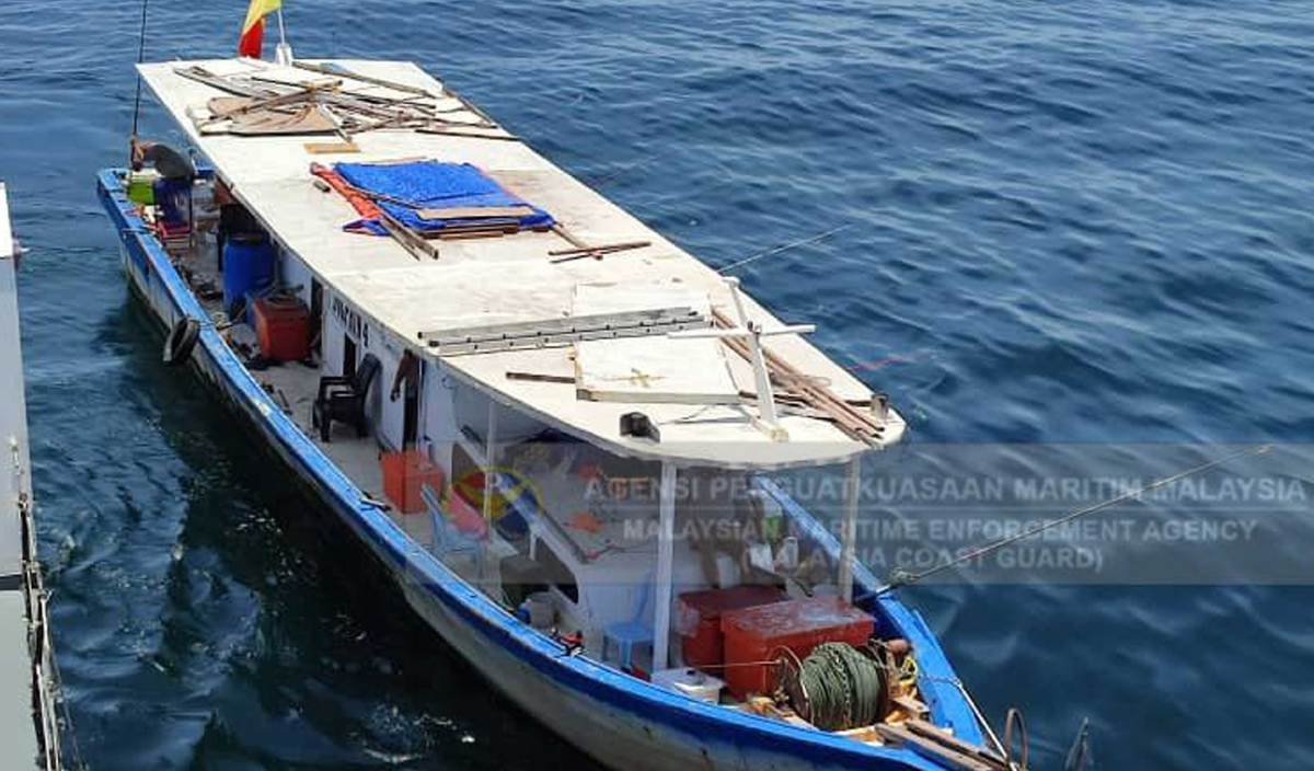 APMM Selangor menahan sebuah bot pemancing di perairan Selangor. FOTO Ihsan APMM