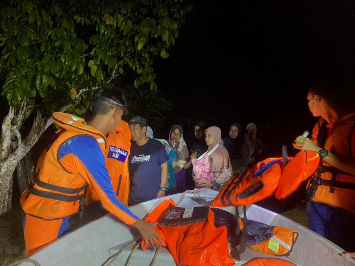 ANGGOTA APM Sik melakukan operasi menyelamat mangsa banjir untuk dibawa ke PPS. FOTO Ihsan APM