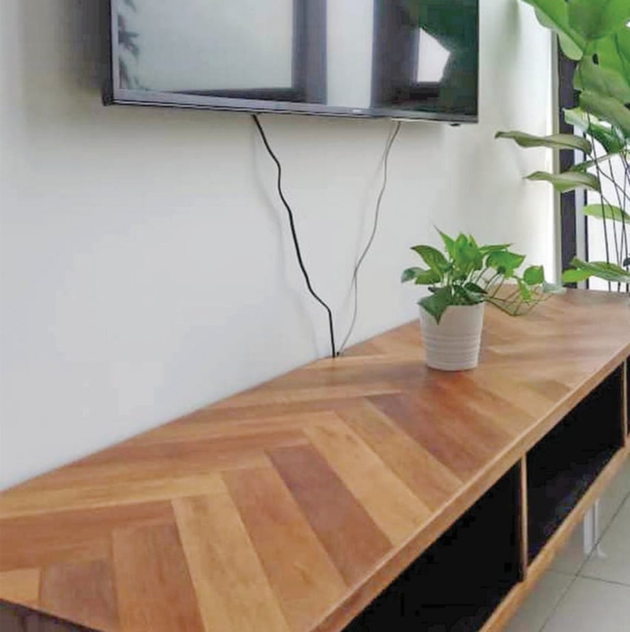 jalinan kayu membentuk corak cantik pada permukaan perabot.