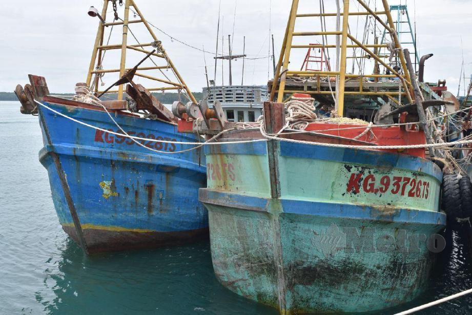 DUA daripada empat bot nelayan Vietnam yang ditahan. FOTO ROSLI ILHAM 