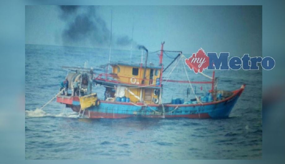 BOT nelayan yang ditahan Agensi Penguatkuasaan Maritim Malaysia di Pulau Pangkor, Lumut, semalam. Foto Ihsan MARITIM MALAYSIA