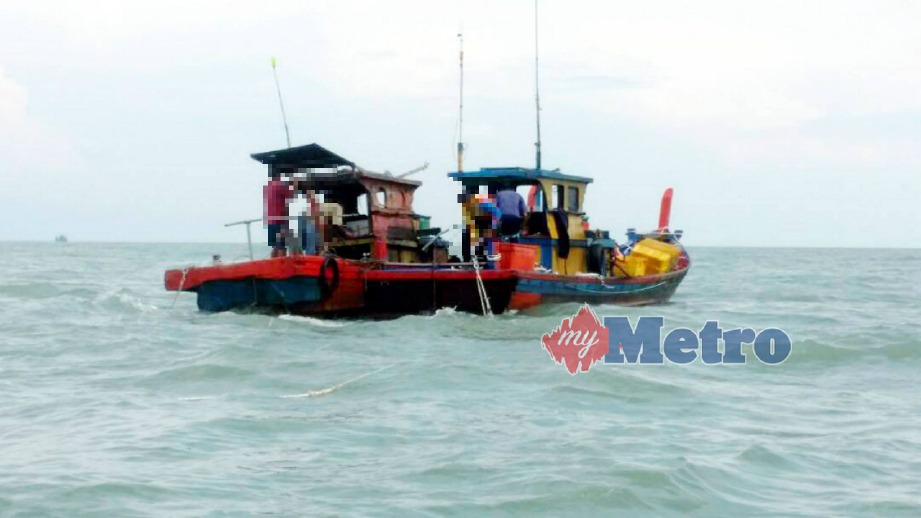 AGENSI Penguatkuasaan Maritim Malaysia (Maritim Malaysia) menahan dua bot nelayan tempatan kerana menangkap ikan tanpa lesen yang sah. FOTO Ihsan APMM