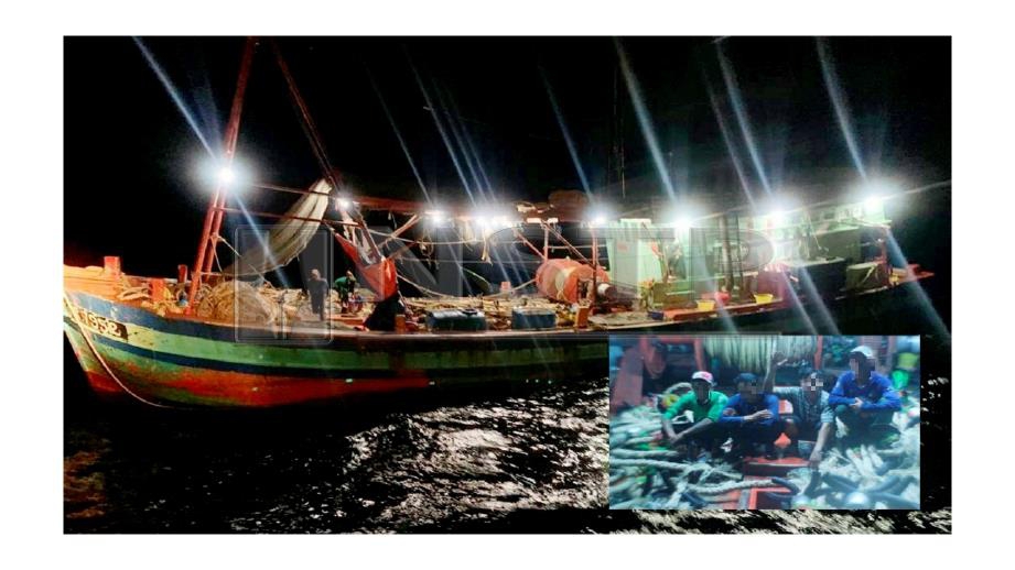 Bot nelayan Vietnam yang ditahan Maritim Malaysia di 47 batu nautika dari Tanjung Mat Amin, Chukai semalam. FOTO Rosli Ilham
