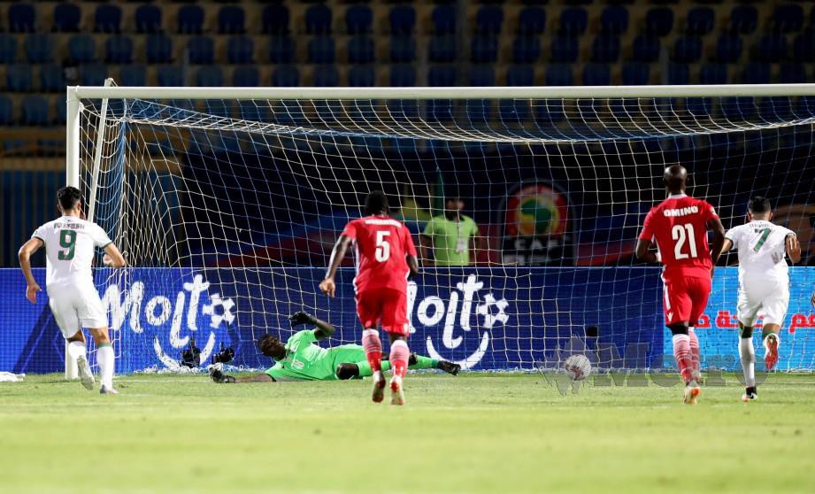 BOUNEDJAH (kiri) meledak gol pertama Algeria menerusi sepakan penalti. — FOTO EPA