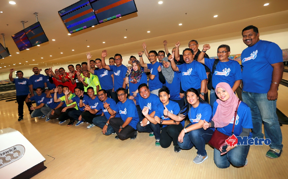 Othman Mamat (barisan kedua, tiga dari kiri) bergambar bersama peserta Kejohanan Bowling Best ! Harian Metro di Sahara Bowl  & Cafe, Angsana Johor Bahru, hari iini. - Foto /ZULKARNAIN AHMAD TAJUDDIN
