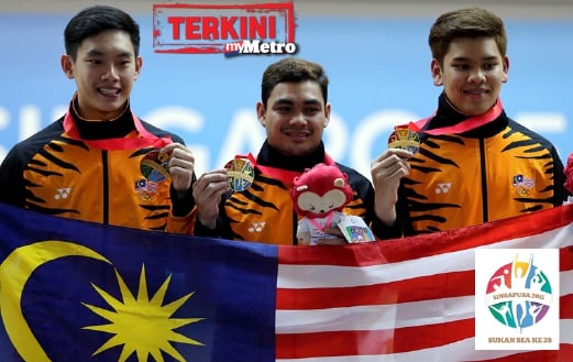 Trio boling Timmy Tan  (kiri), Ahmad Muaz Mohd Feisol dan Rafiq Ismail (kanan) raih emas acara trios boling lelaki. - Foto ROSLI RAHMAT