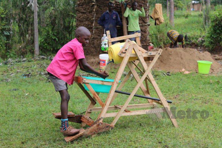  STEPHEN Wamukota menerima anugerah hasil kreativitinya menghasilkan alat cucian tangan. FOTO Agensi