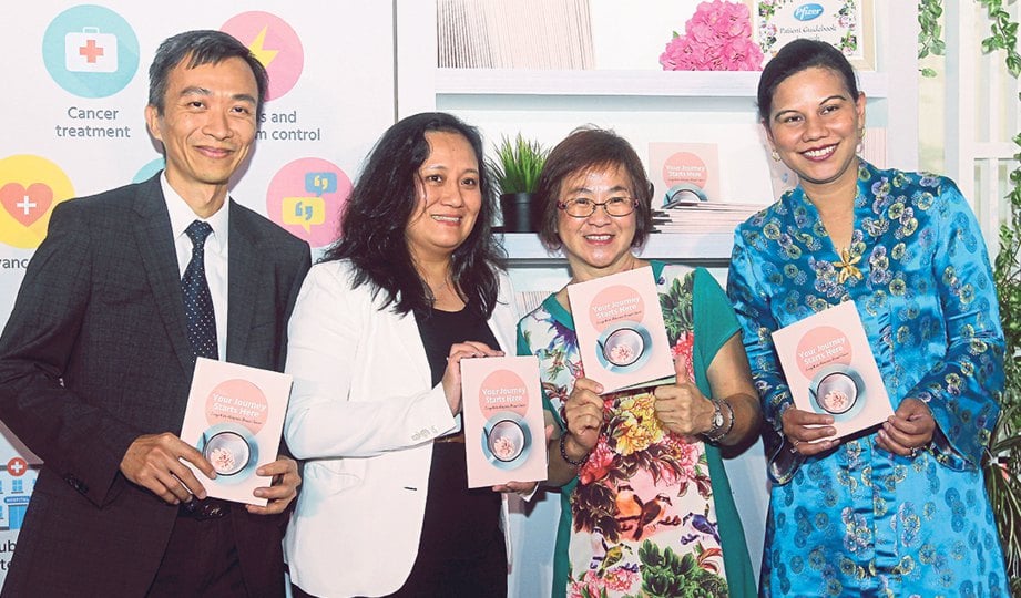 DARI kiri Dr Ho, Noor Yang Azwar, Chang  dan Dr Mastura menunjukkan buku panduan untuk pesakit kanser payudara metastatik.