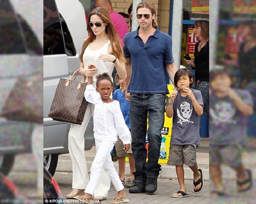 Angelina Jolie dan Brad Pitt membawa Zahara, Pax, Maddox dan Shiloh membeli-belah ke Halfords di Isleworth, London.