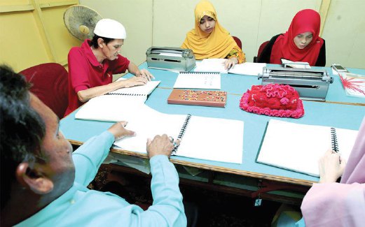 SEBAHAGIAN OKU cacat penglihatan mempelajari al-Quran Braille di Pertubuhan Orang Cacat Penglihatan Malaysia (SBM) Cawangan Kelantan Jelawat, Bachok.