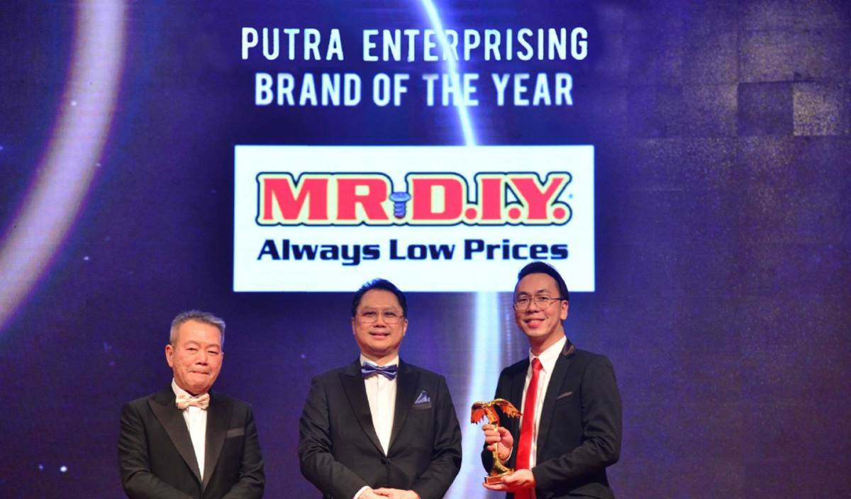 ALEX Goh (kanan) menerima anugerah Putra Enterprising Brand of the Year 2022 edisi Putra Brand Awards 2022.