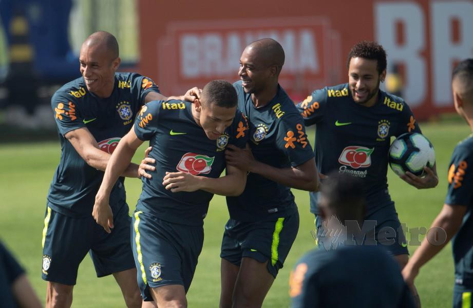 PEMAIN Brazil (dari kiri) Miranda, Richarlison, Fernandinho dan Neymar menjalani latihan. — FOTO AFP