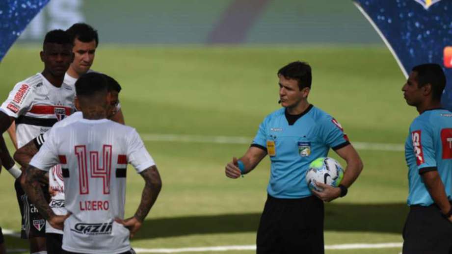 BARISAN pemain Sao Paulo sudah bersedia untuk beraksi di atas padang sebelum perlawanan terpaksa ditangguhkan. FOTO Agensi 