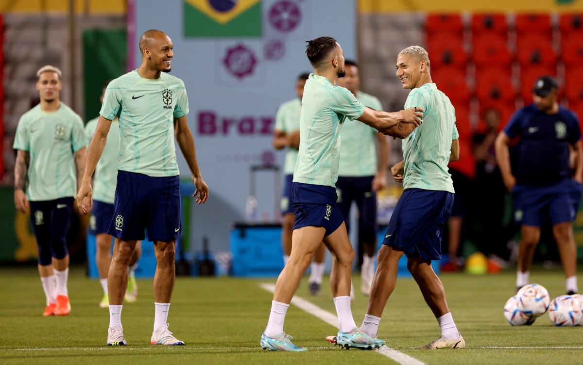 Pemain Brazil, Richarlison (kanan) menjalani latihan bersama rakan sepasukannya. FOTO Reuters