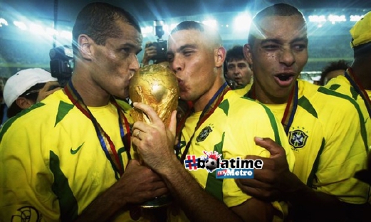Rivaldo (kiri) bersama Ronaldo (tengah) meraikan kejayaan Piala Dunia 2002. 
