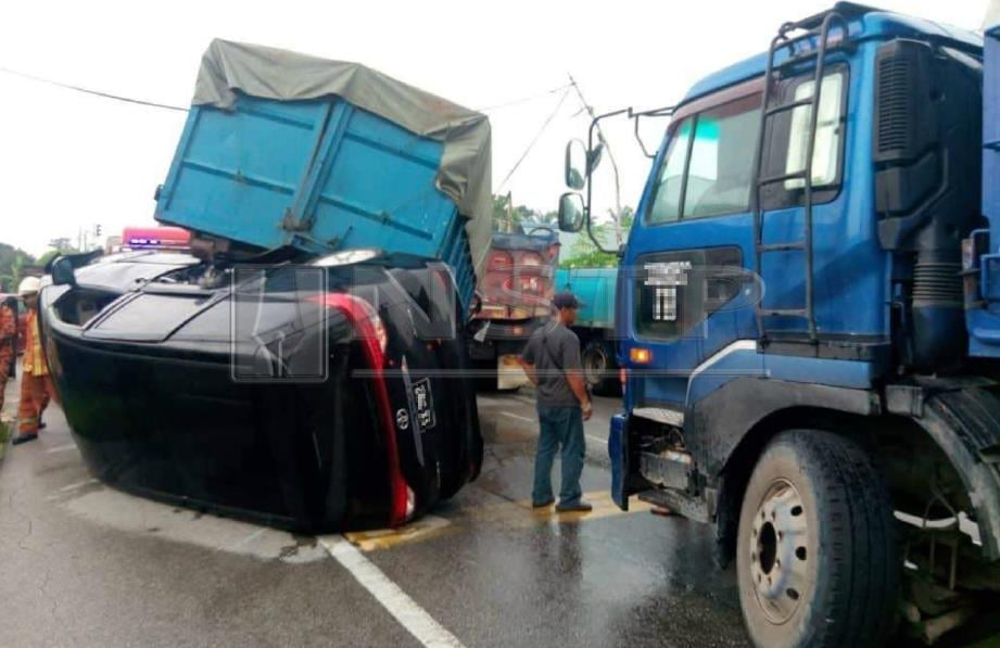 KEADAAN empat kenderaan yang terbabit dalam kemalangan di persimpangan lampu isyarat Jalan Kuang-Kuala Selangor, Sungai Buloh, petang semalam. FOTO Ihsan pembaca. 
