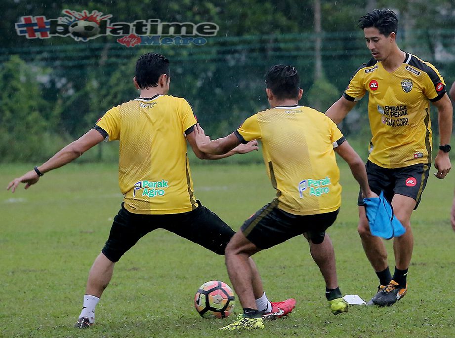 BRENDAN Gan (kanan) kembali menjalani latihan bersama Perak selepas pulih daripada kecederaan ACL. Foto file