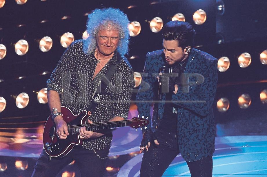 PEMAIN gitar Queen, Brian May (kiri) bersama Adam Lambert.