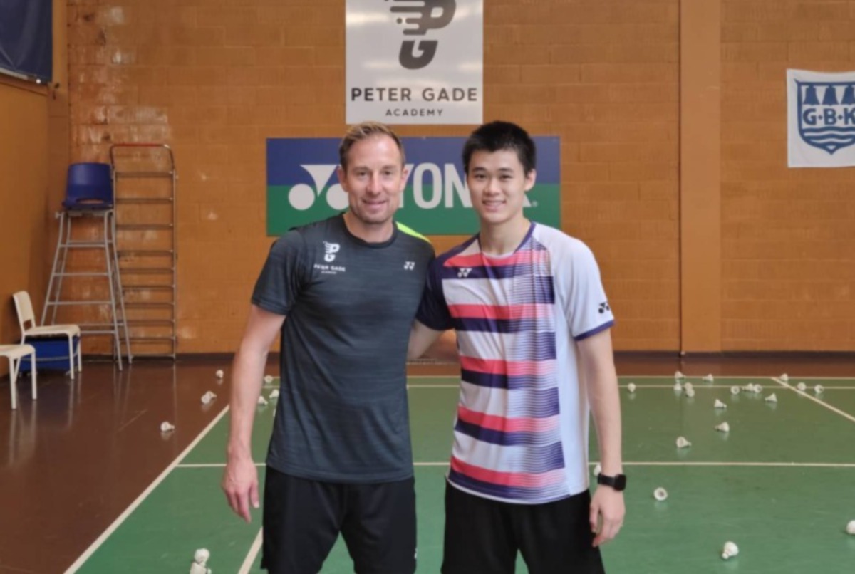 Yang (kanan) bersama jurulatih Gade di Denmark. FOTO Instagram byang2001
