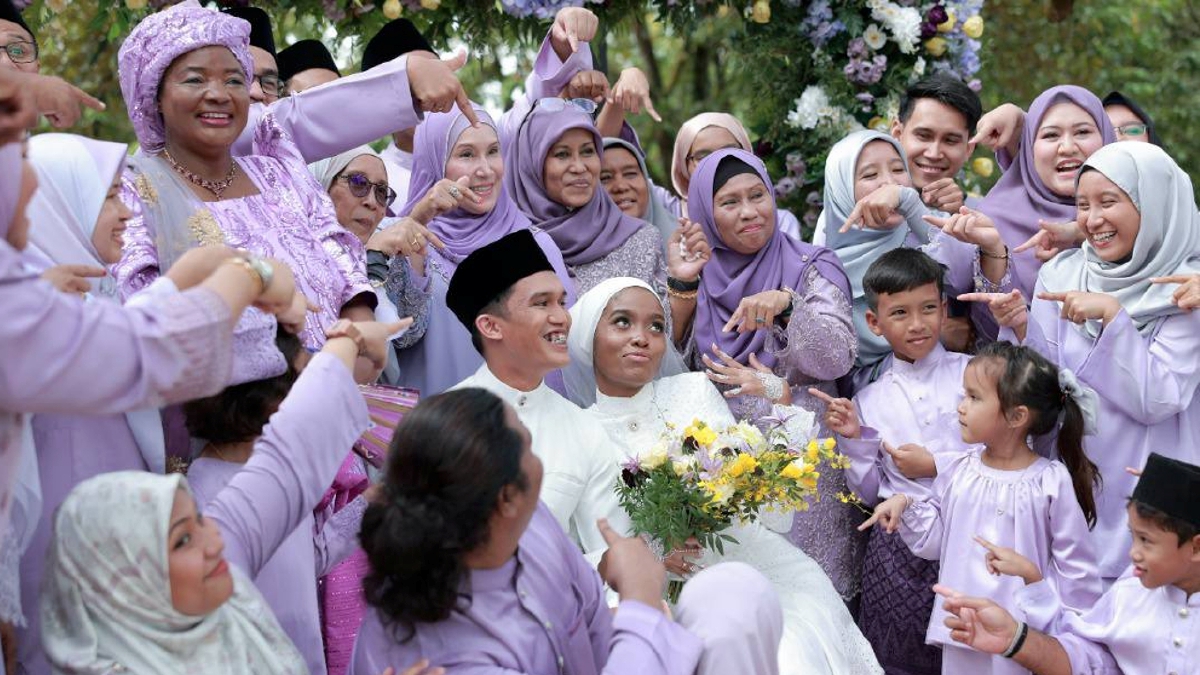 MAYMUN Nalubega Rozanita Naziwa dan Amar Haniff Mohd Farid diraikan keluarga pada majlis perkahwinan mereka. FOTO Ihsan Maymun Nalubega Rozanita Naziwa