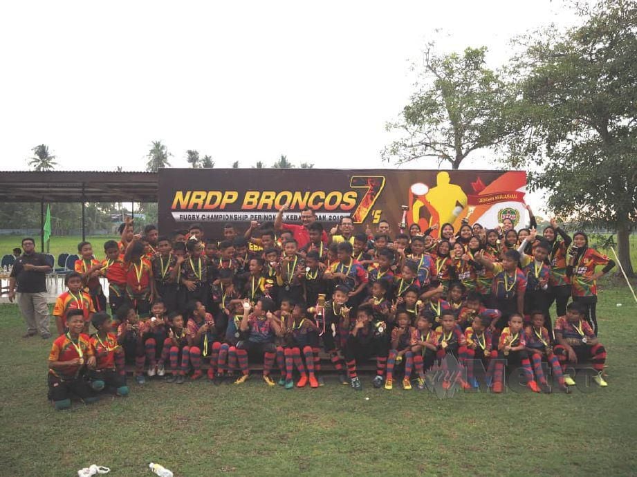 Broncos, Prongoz dan Putat Lions bergambar selepas menjuarai kategori masing-masing pada Kejohanan Ragbi NRDP Broncos 7's Peringkat Kebangsaan 2019 di Sekolah Kebangsaan Bukit Tinggi, Kepala Batas, Kedah. FOTO Izzali Ismail.