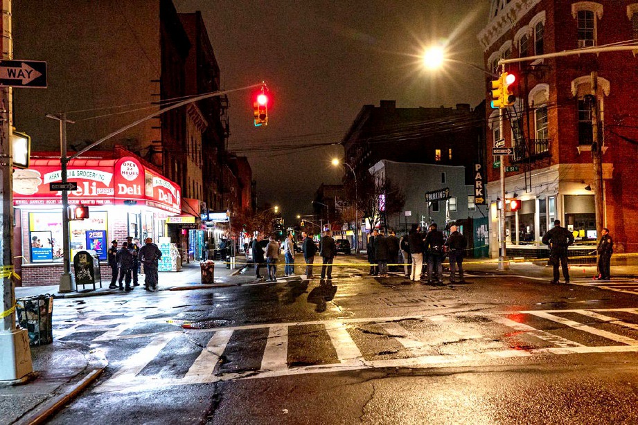 ANGGOTA polis menjalankan siasatan di Courtlandt Avenue berhampiran East 151st Street. FOTO The New York Times