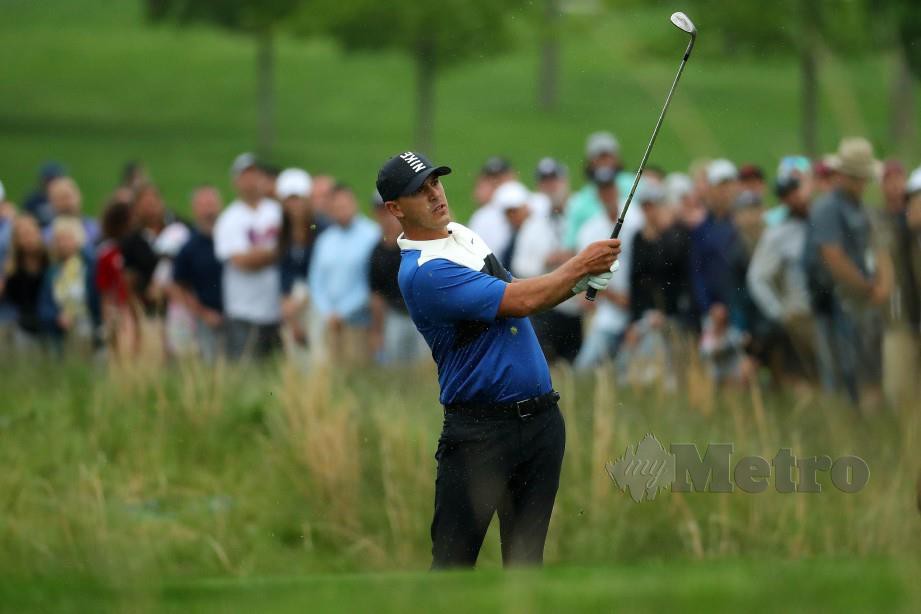 KOEPKA melakukan pukulan pada pusingan akhir Kejuaraan PGA. — FOTO AFP