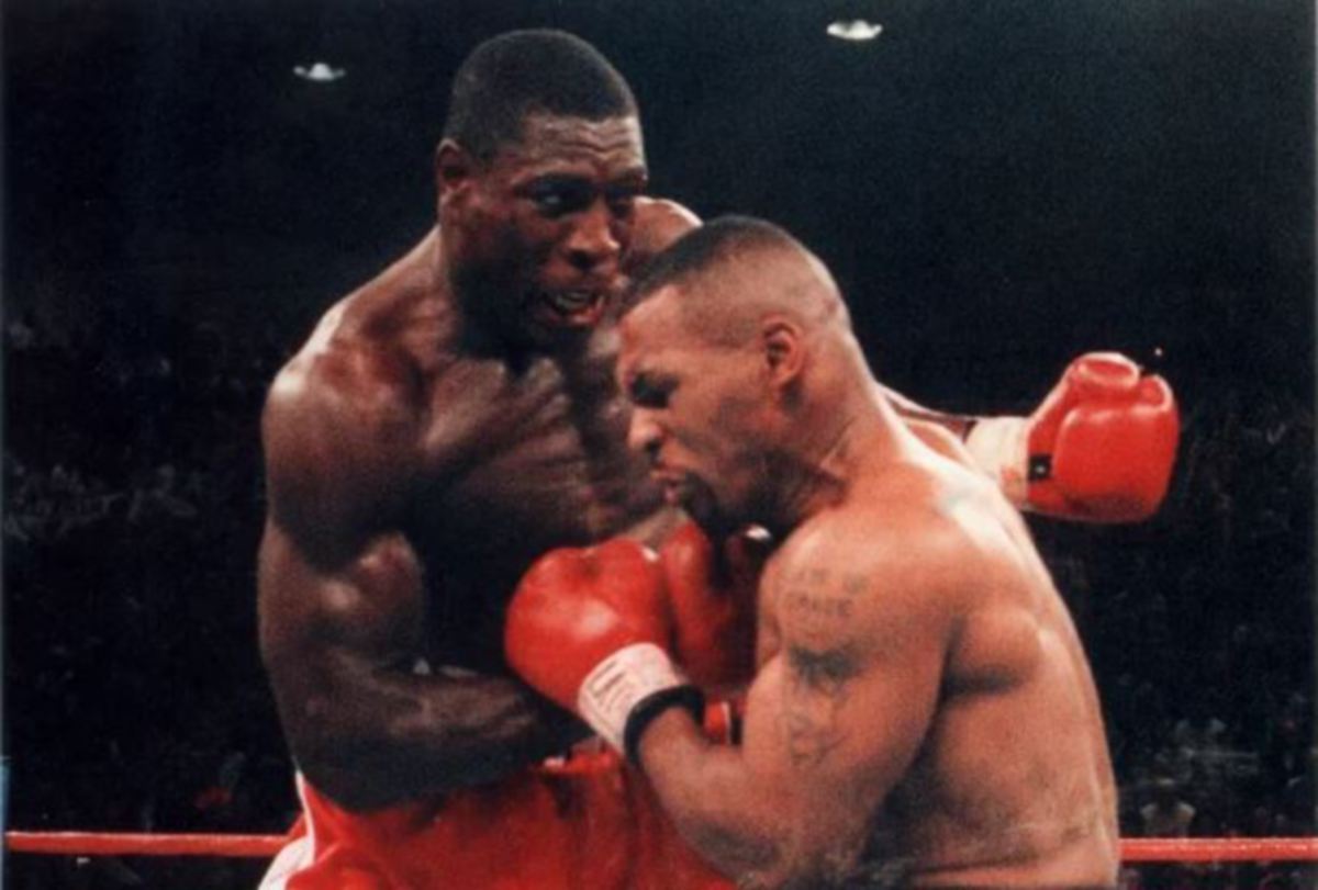 BRUNO (kiri) ketika menentang Tyson ketika zaman kegemilangannya. FOTO Agensi